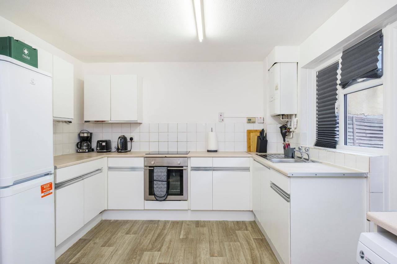 Spacious 3 Bed 1 Bath Hse W Guest Toilet W Parking Near Excel - E16 London Exterior photo