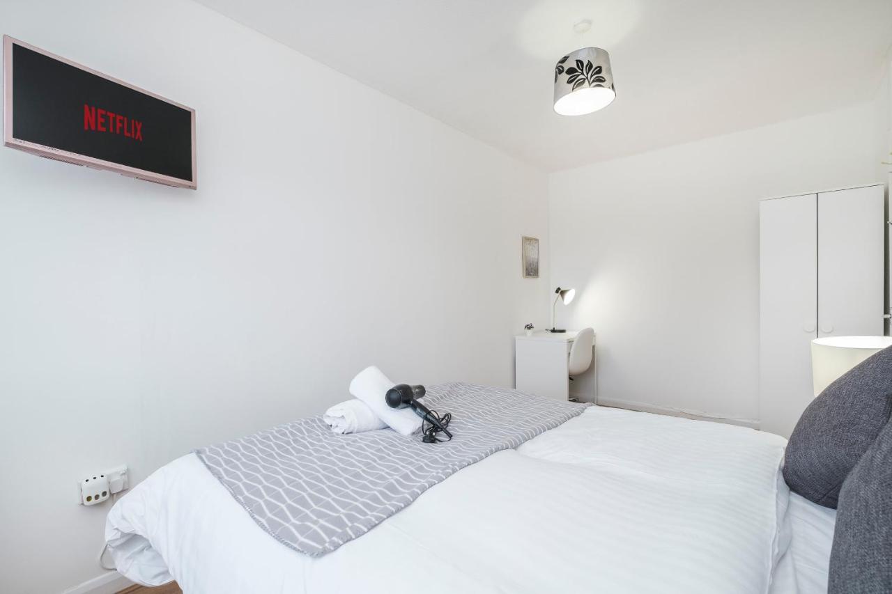 Spacious 3 Bed 1 Bath Hse W Guest Toilet W Parking Near Excel - E16 London Exterior photo