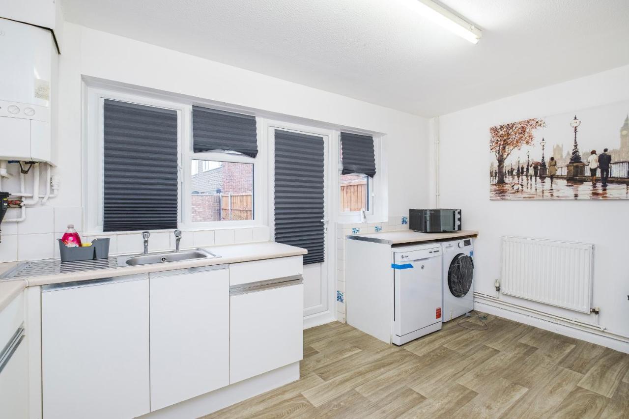 Spacious 3 Bed 1 Bath Hse W Guest Toilet W Parking Near Excel - E16 London Exterior photo