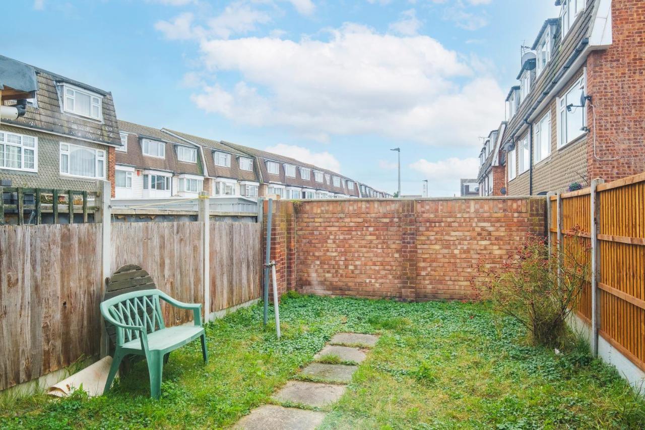 Spacious 3 Bed 1 Bath Hse W Guest Toilet W Parking Near Excel - E16 London Exterior photo